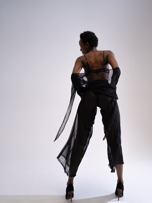 Introducing the unique Jannet set— the embodiment of elegance and lightness. This women's suit, made from Italian Carvico mesh, consists of wide, loose-fitting pants and a top with wide, flowing sleeves, making it perfect for creating a sophisticated look for beach parties and outings.